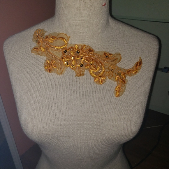 A gold beaded pin - Picture 2 of 2